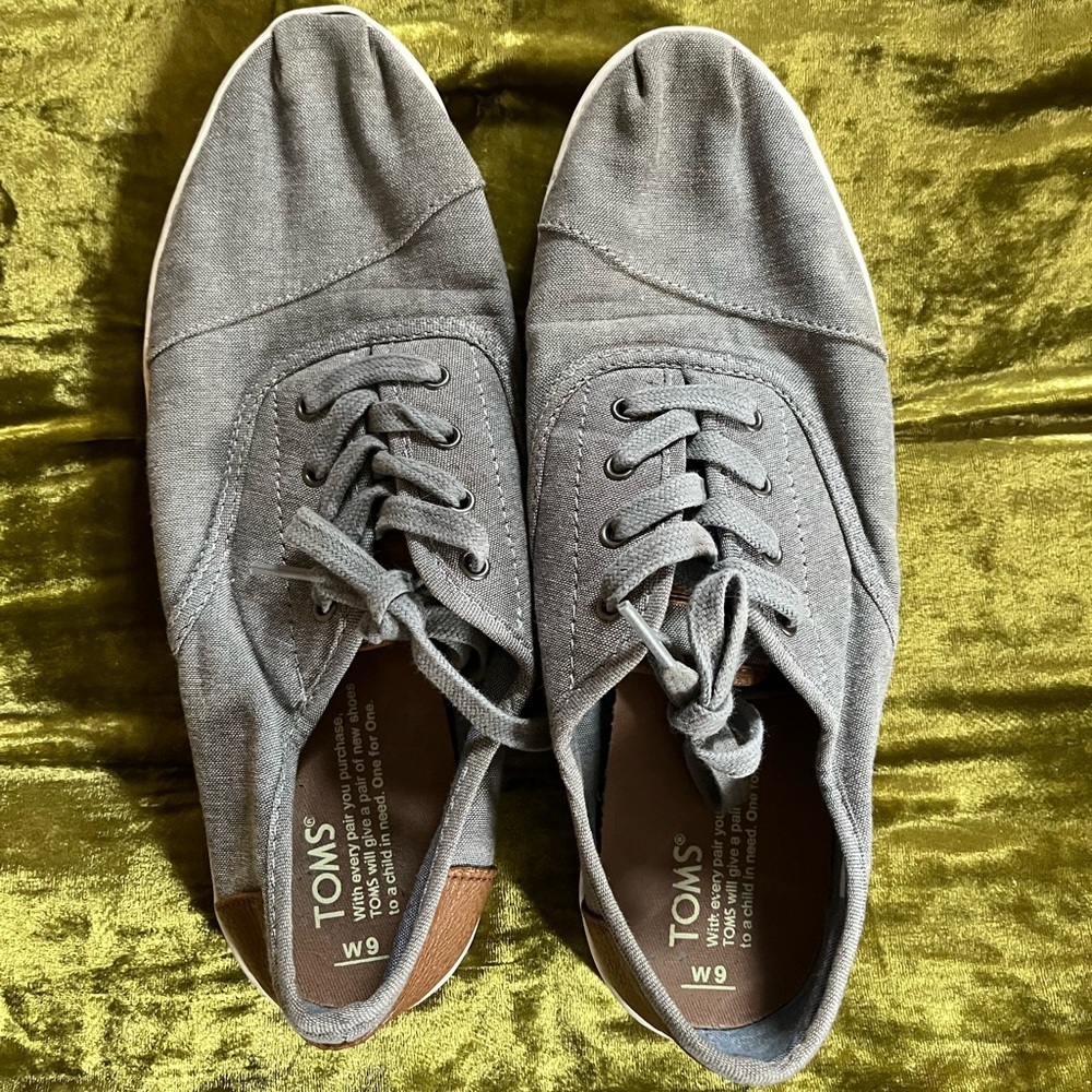 TOMS gray canvas and brown leather detail lace up sneaker